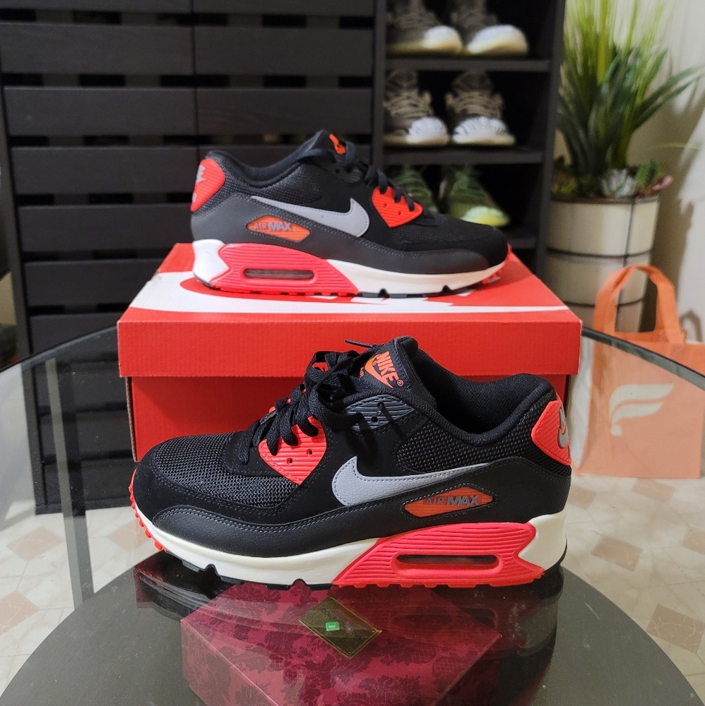 Nike Air Max 90 size 9